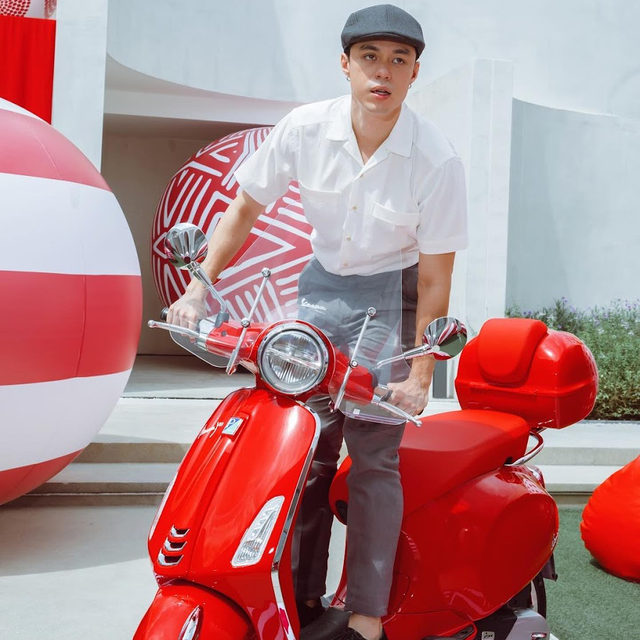 เบาะข้างหลังยังว่างครับ 🛵
Model : chipmunkben 
Make up : 404summernotfound 
Client : vespathailand 
Location : aubevenue 
#Vespa
#VespaThailand 
#VespaPrimavera
#VespaPrimaveraRED 
#PrimaveraRED
#maneemejai 
#maneemejaiphotographer