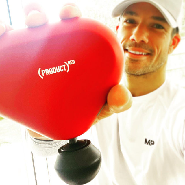 therabody have teamed up with red - supporting global health programmes - & created the #TherabodyRed! Superb piece of kitbag-friendly muscle love!
Sending my donation over to red now to say thanks.
🙏❤️

#FeelBetterDoGood!

#theragun #theragunmini #red #gift